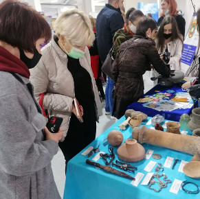 Історики представили виставку археологічних матеріалів на Покровському ярмарку