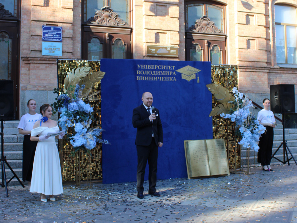 Отримання дипломів з відзнакою! Особливий день для випускників!